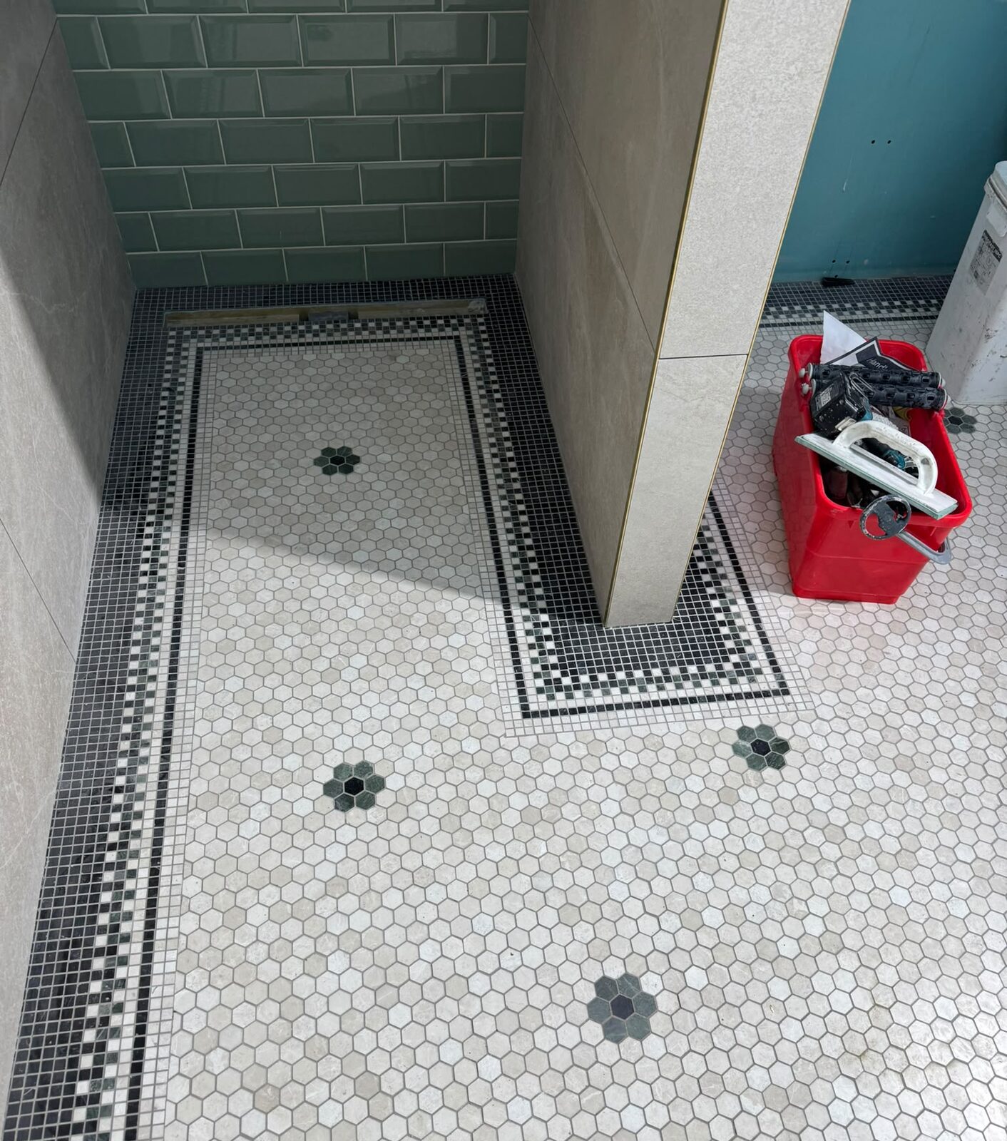 Badkamerrenovatie — inloopdouche en tegelwerk door Klus Expert Breda