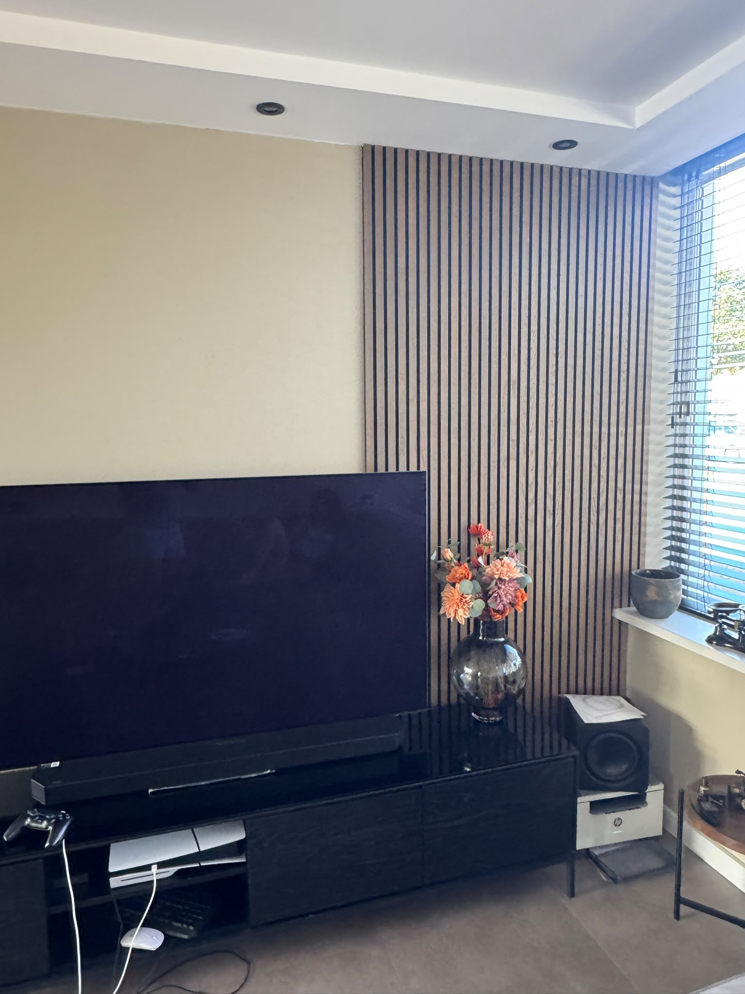 Wandpanelen — houten lamellenwand met TV — Klus Expert Breda