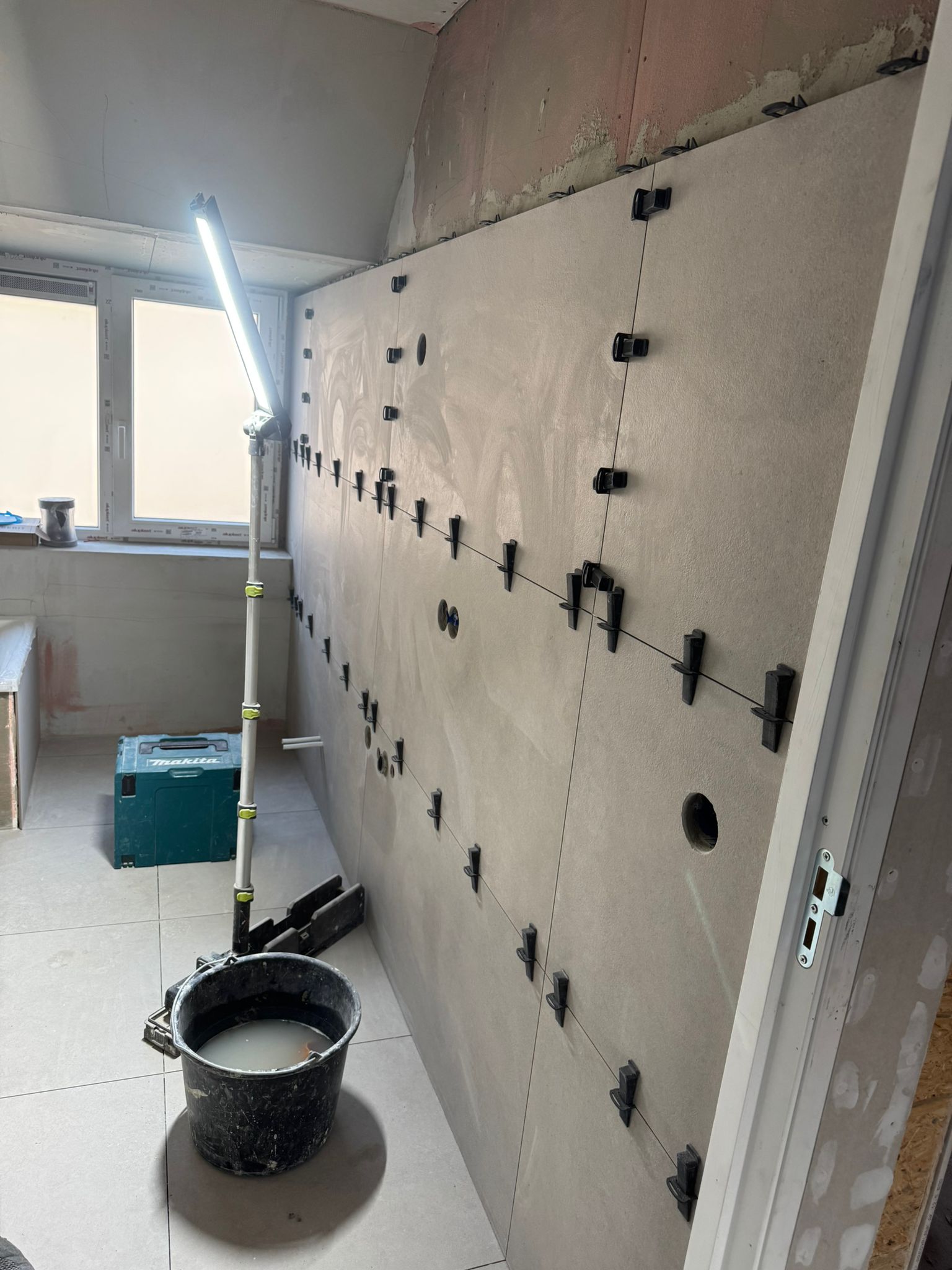 badkamer in aanbouw, sanitair rough-in, roze plafond
