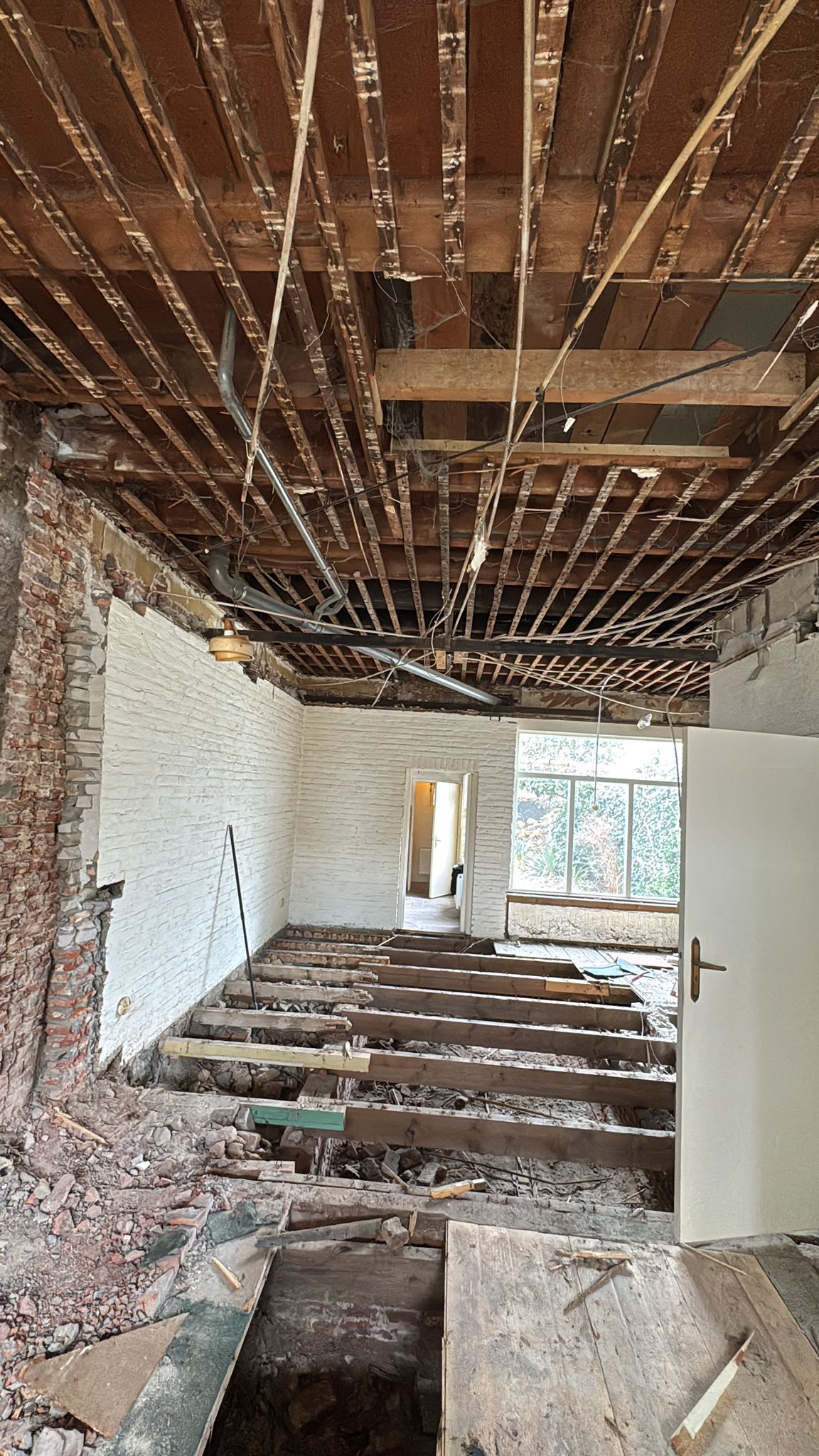 Verwijderde vloerdelen en plafond tijdens sloopwerk