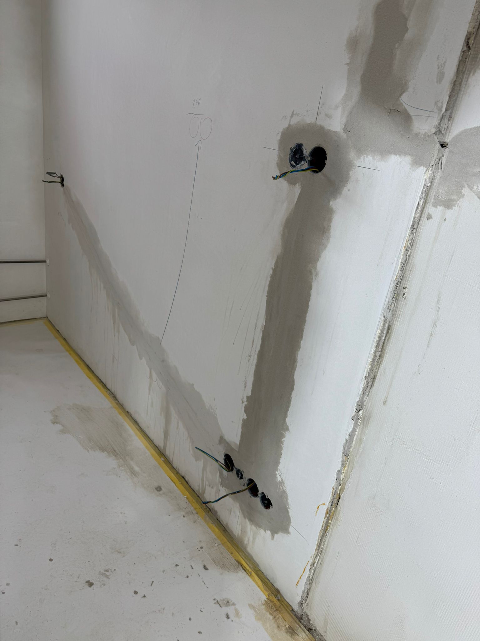 Nieuwe elektraleidingen en inbouwdozen weggewerkt in de wand