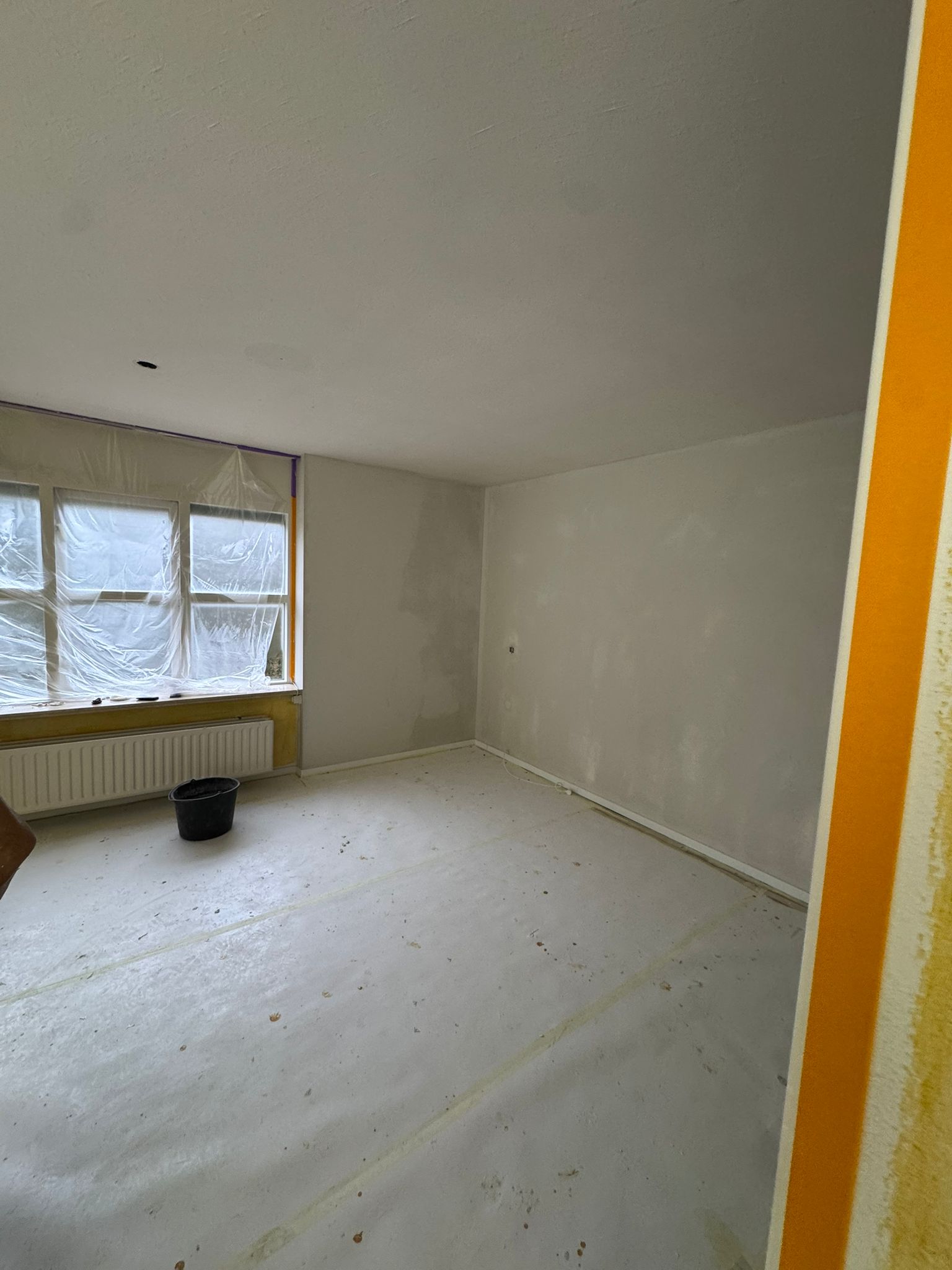 lege gestuukte kamer met raam