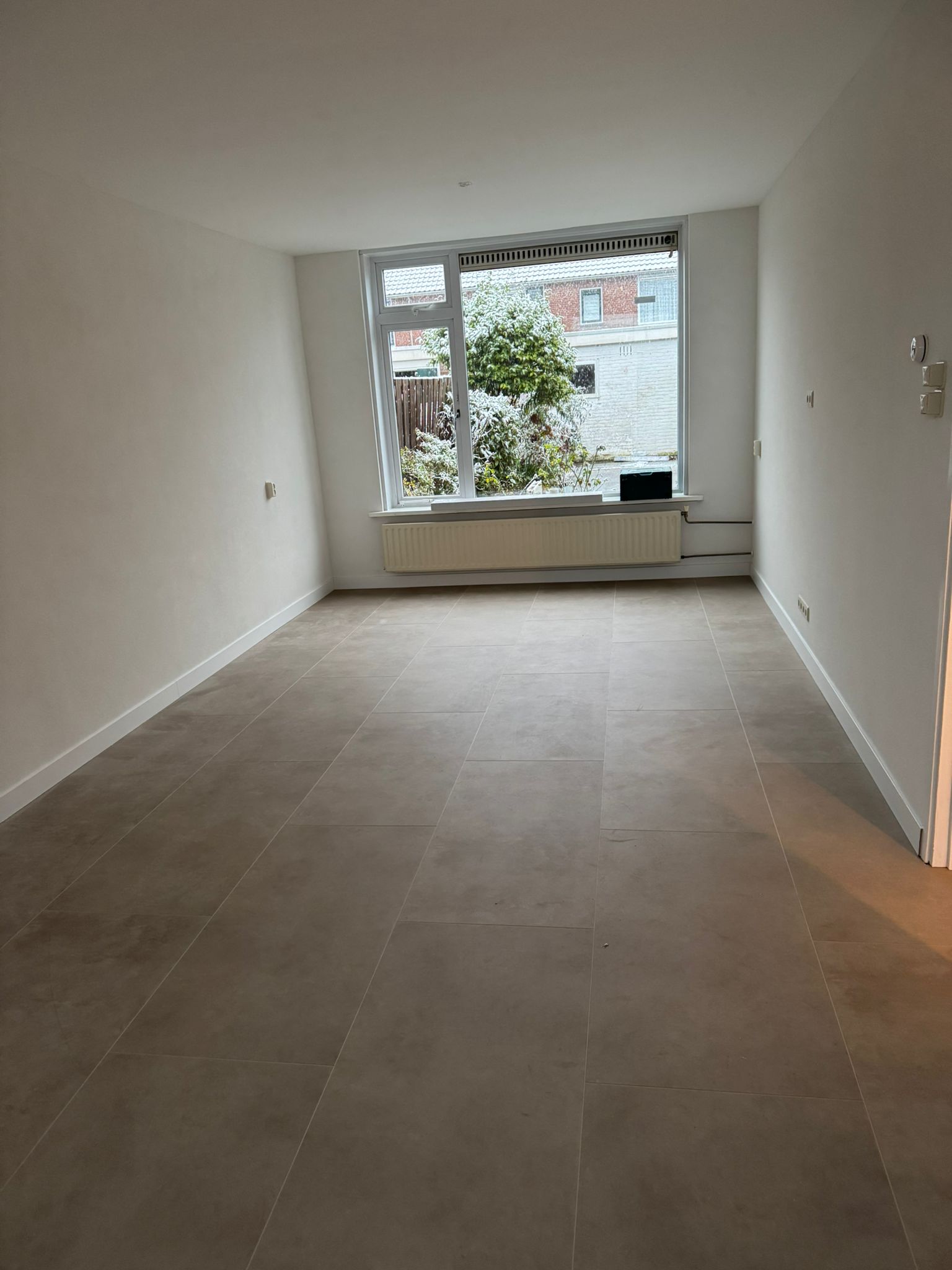 afgewerkte kamer met laminaat