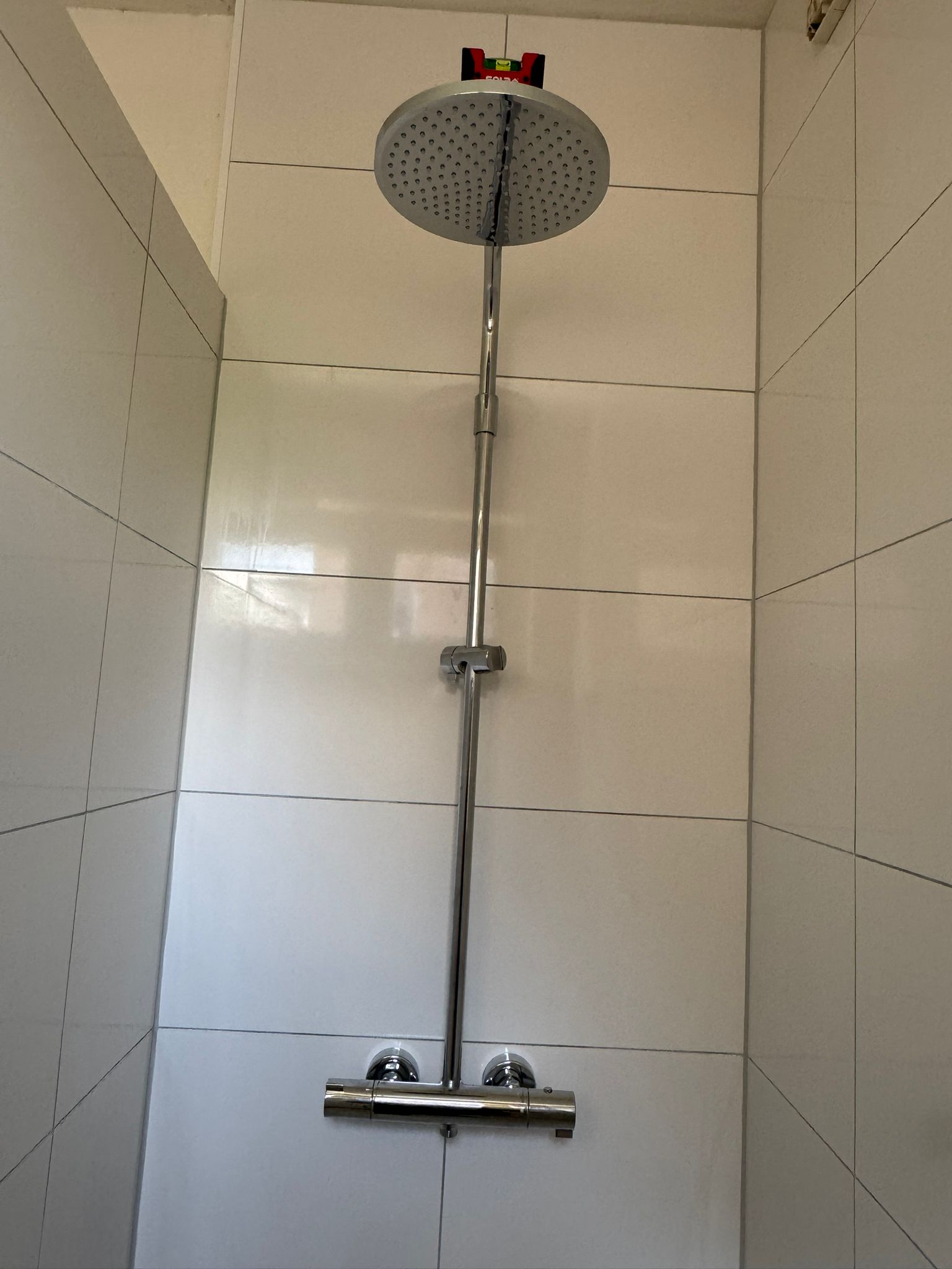 betegelde wand met boorgaten