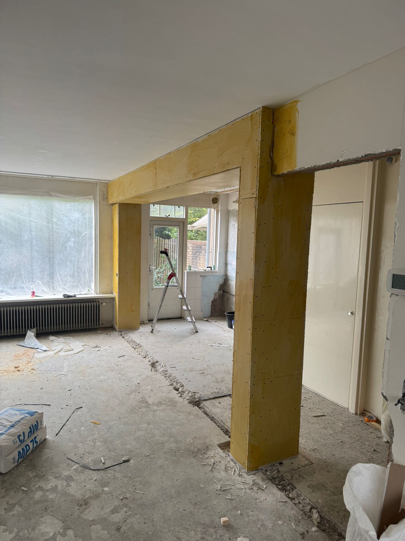 Voor — draagbalk plaatsen + afwerking · Klus Expert Breda (foto 5)