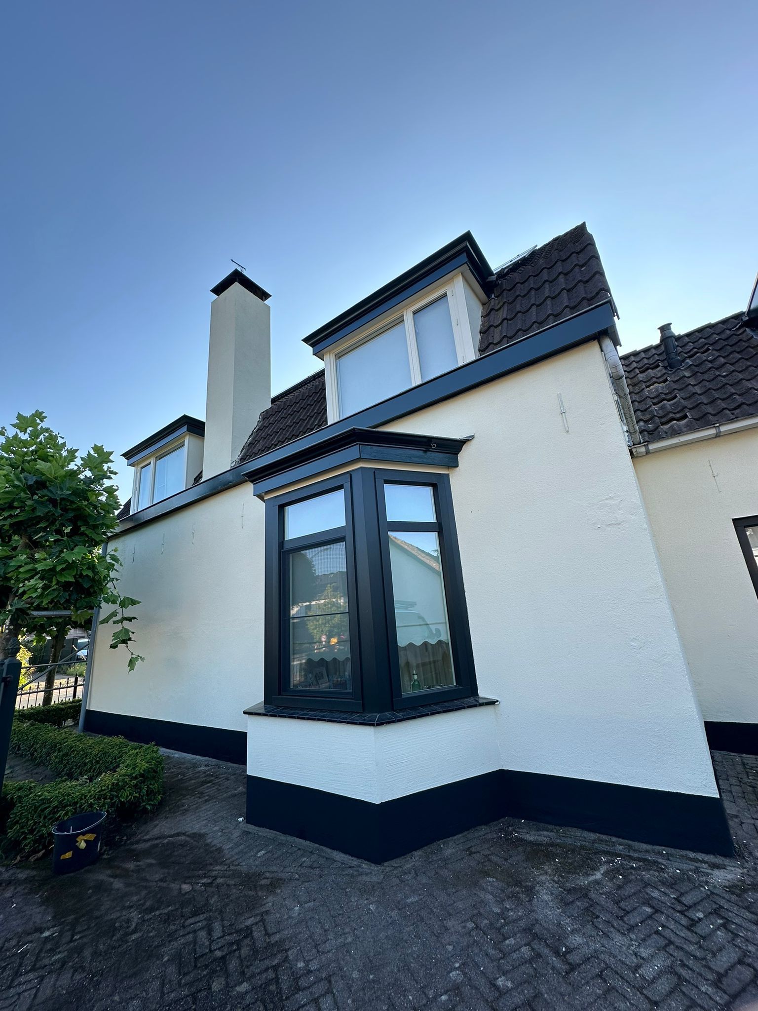 witte gevel/woning buitenkant met erker - oplevering