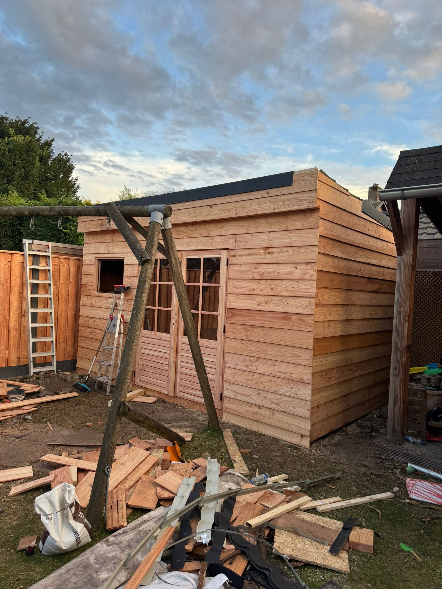 houten schuur in aanbouw