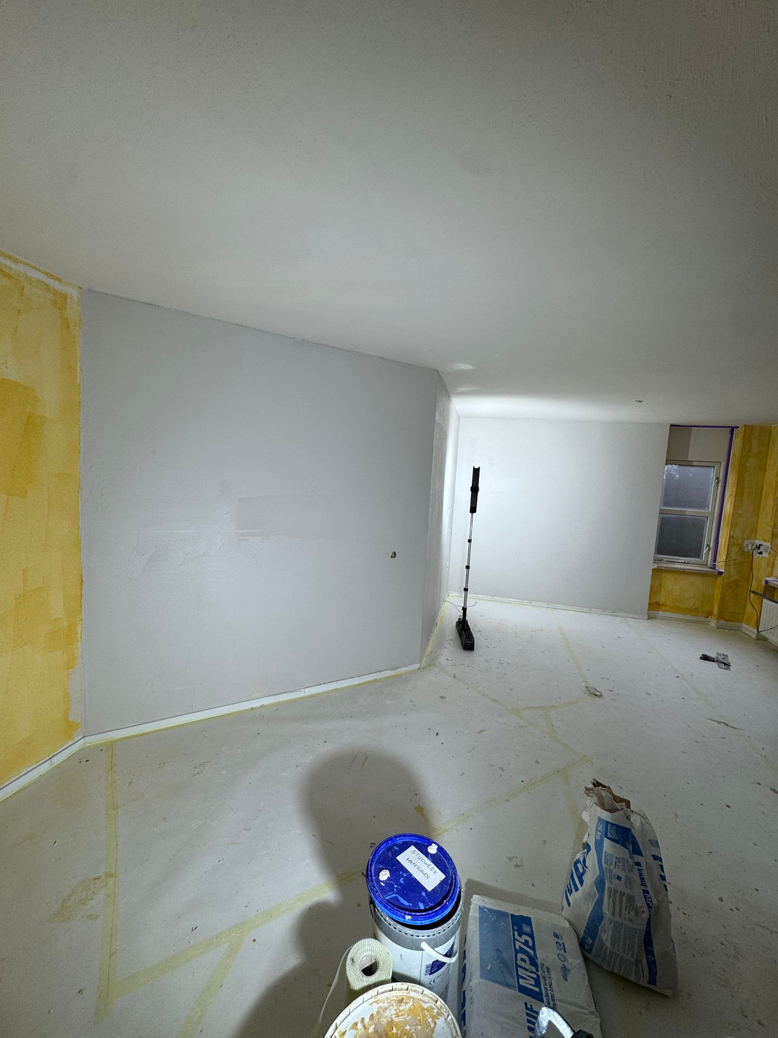 gestuukte kamer, vakman op vloer