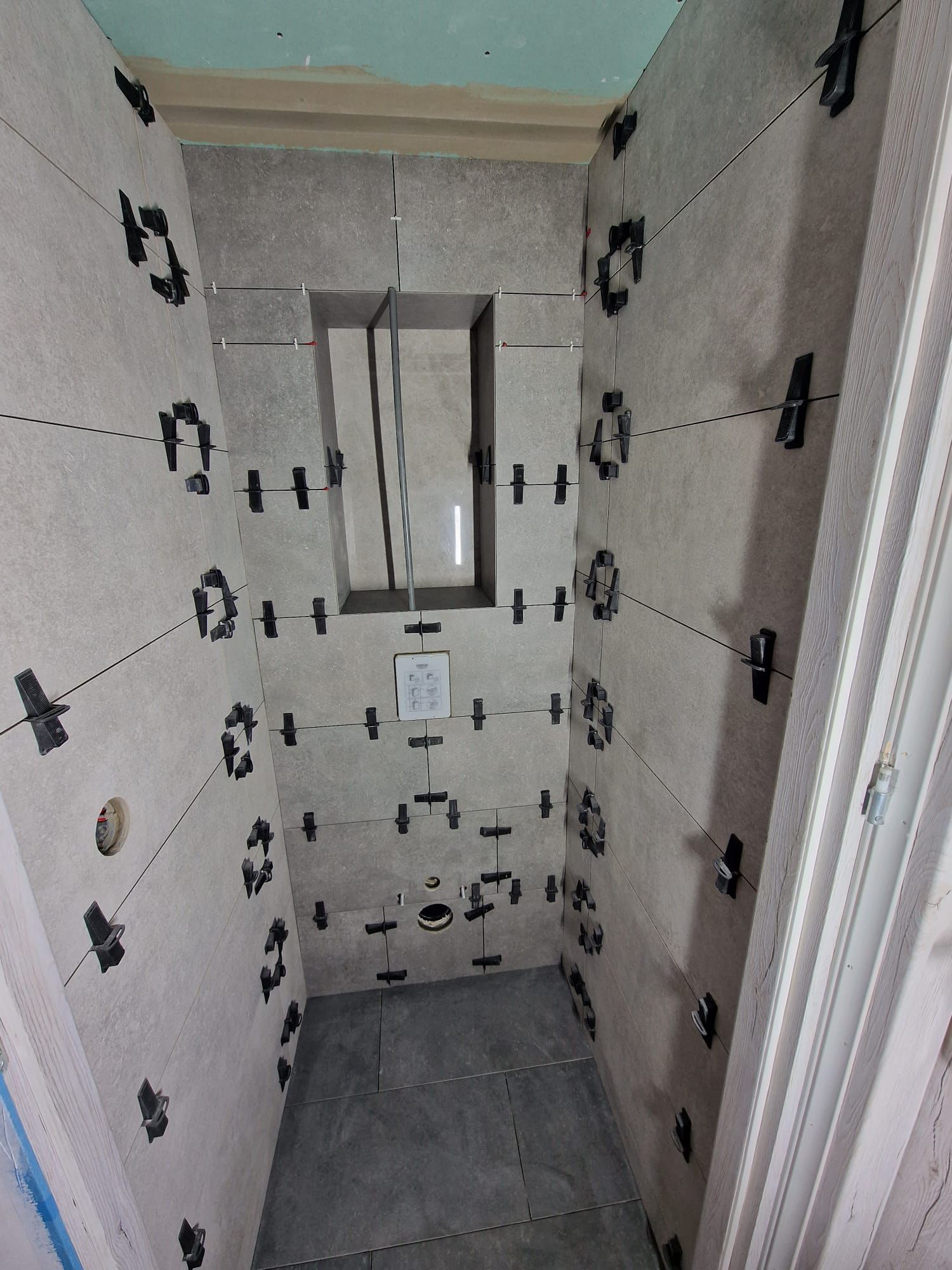betegelde douche met nis in aanbouw