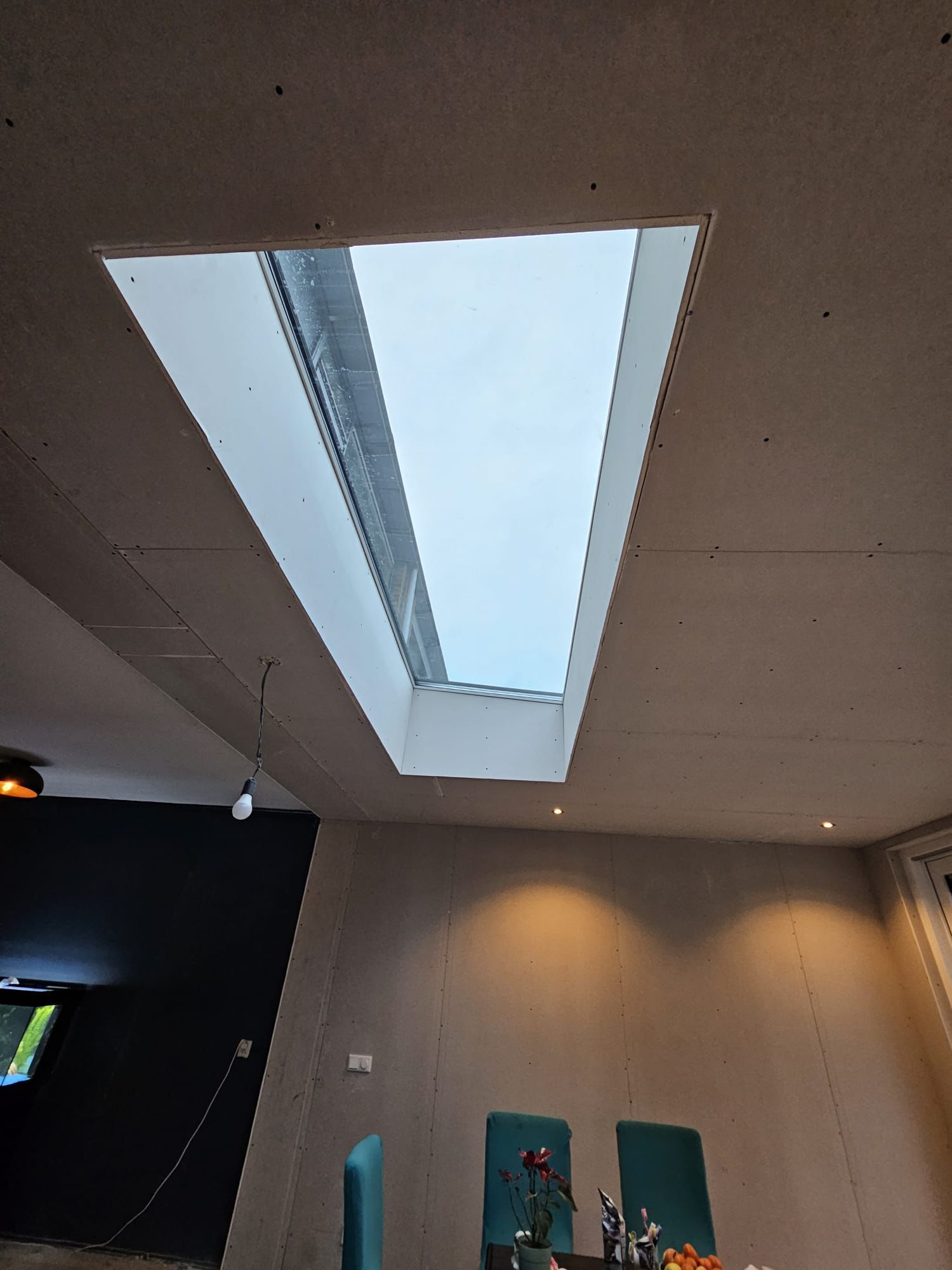 donkere zolder met Velux dakraam